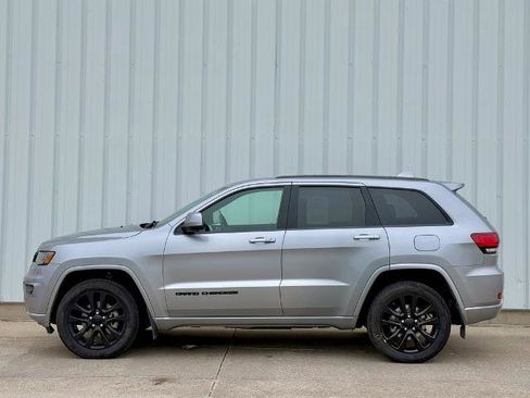 Used 2019 Jeep Grand Cherokee Altitude AWD/4WD image 3