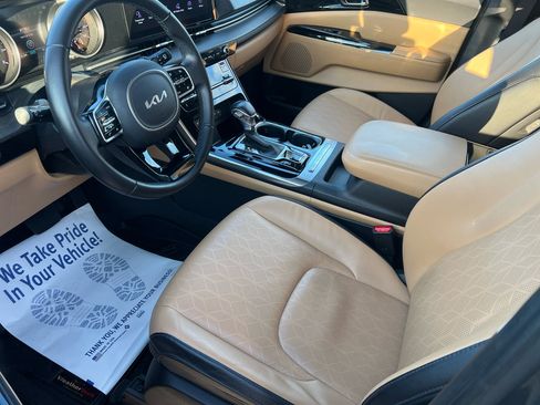 Used 2022 Kia Carnival EX image 9