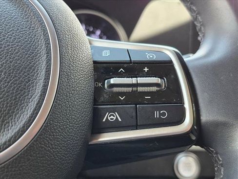 Used 2024 Kia Carnival LX FWD image 12