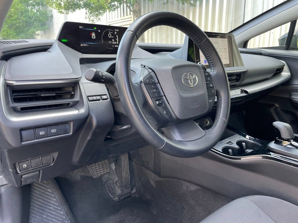 Used 2025 Toyota Prius LE FWD image 9