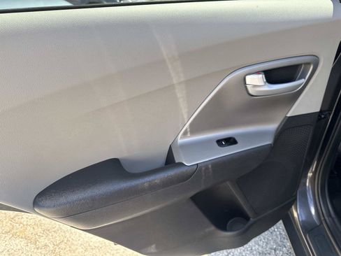 Used 2018 Kia Niro LX FWD image 9