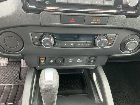 Used 2023 Nissan Frontier SV w/ SV Convenience Package image 17