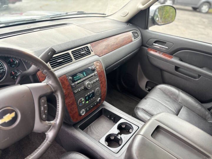 Used 2010 Chevrolet Avalanche LT w/ Regional Value Package AWD/4WD image 14