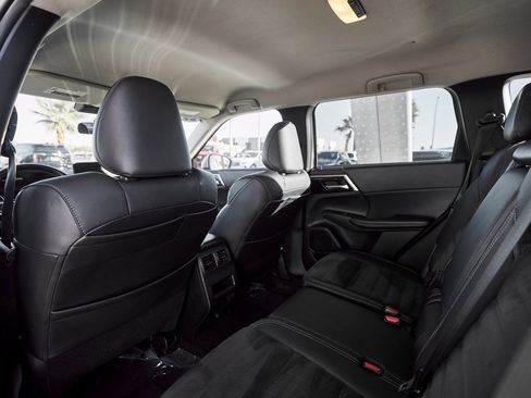 Used 2023 Mitsubishi Outlander SE image 22