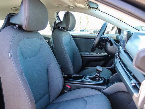 Used 2025 Kia K4 LXS image 16