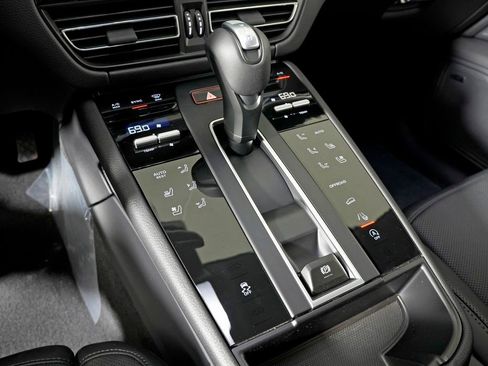 New 2026 Porsche Macan image 28