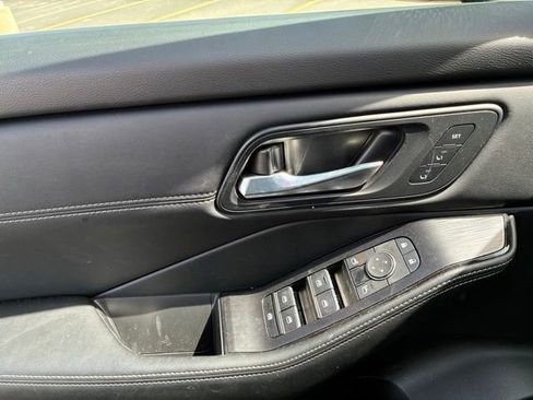 Certified 2025 Nissan Rogue SL w/ Tech Package FWD image 13