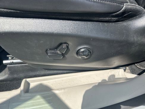 Used 2023 Chrysler Pacifica Touring-L FWD image 18