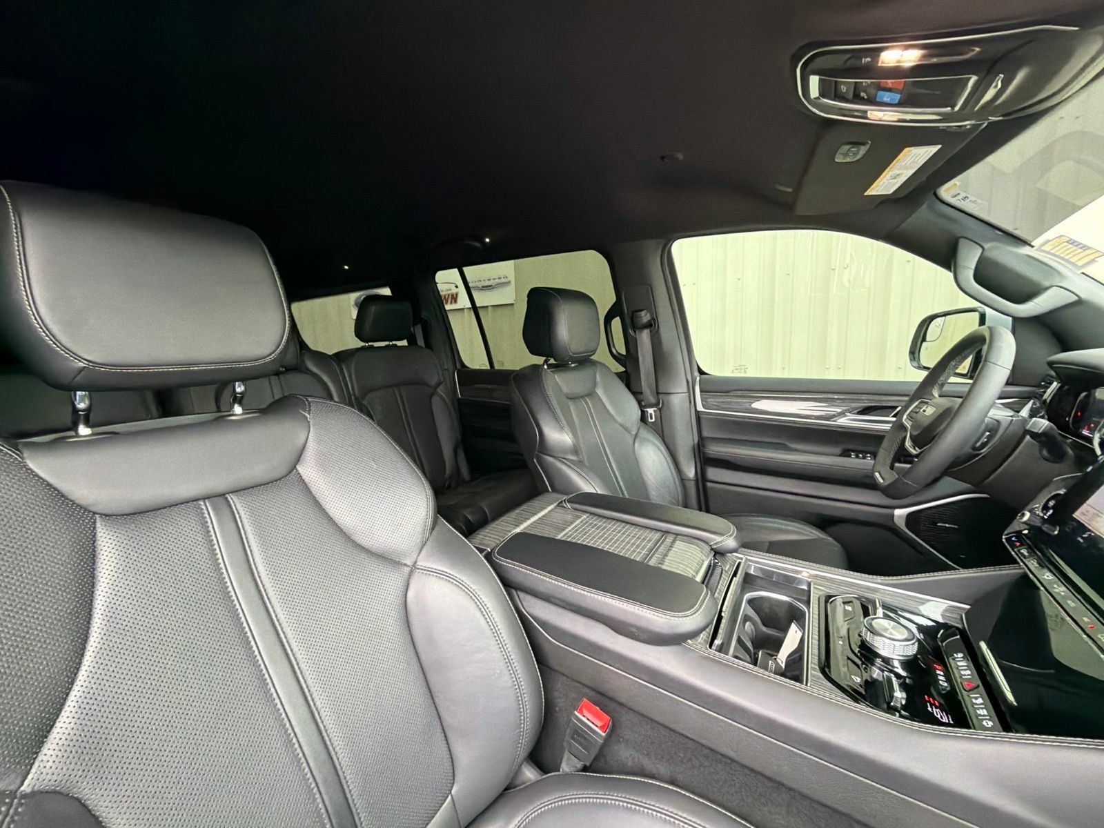 Used 2022 Jeep Wagoneer Series III AWD/4WD image 8