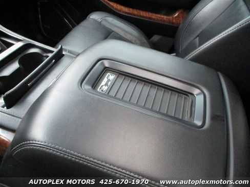 Used 2018 Chevrolet Suburban Premier image 39