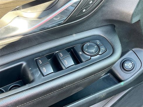 Used 2023 GMC Terrain SLT image 17