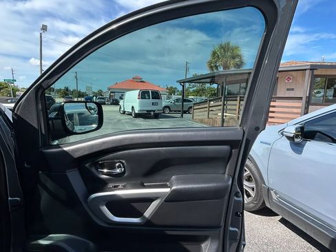 Used 2017 Nissan Titan SV RWD image 15