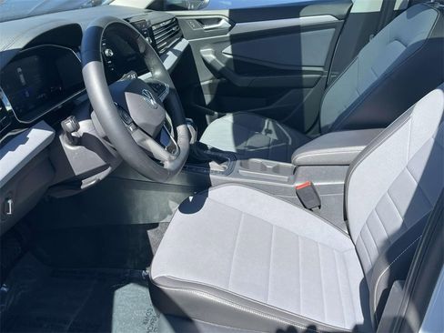 Used 2025 Volkswagen Jetta SE image 17
