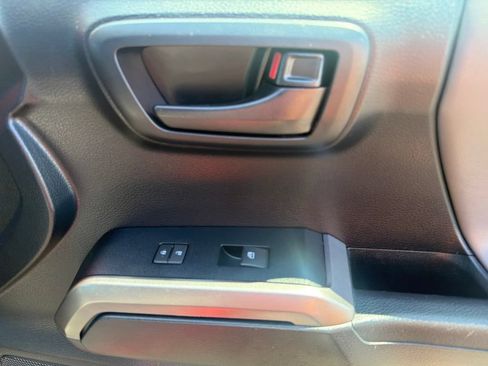 Used 2018 Toyota Tacoma SR5 AWD/4WD image 19