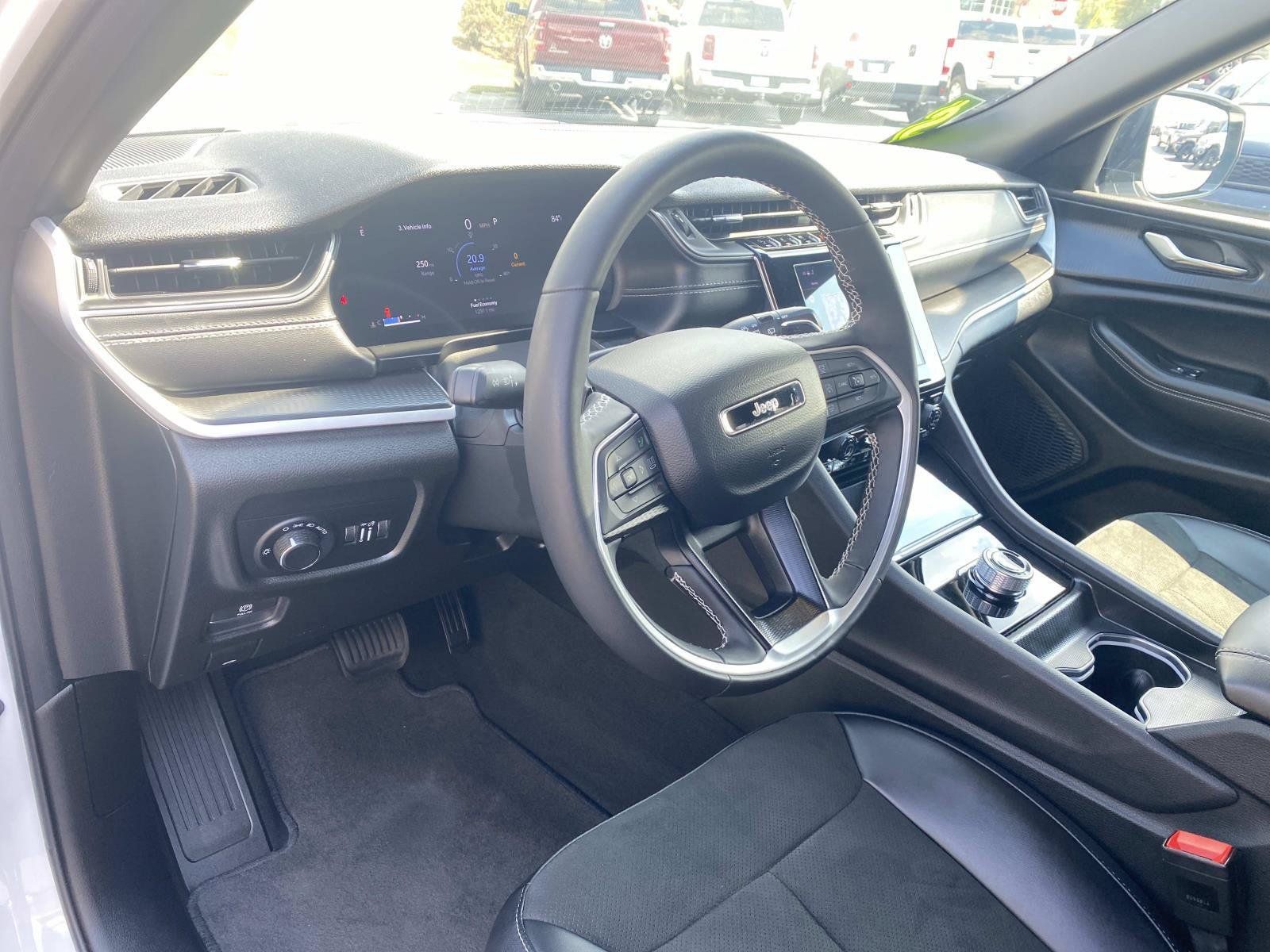 Used 2025 Jeep Grand Cherokee L Laredo RWD image 24