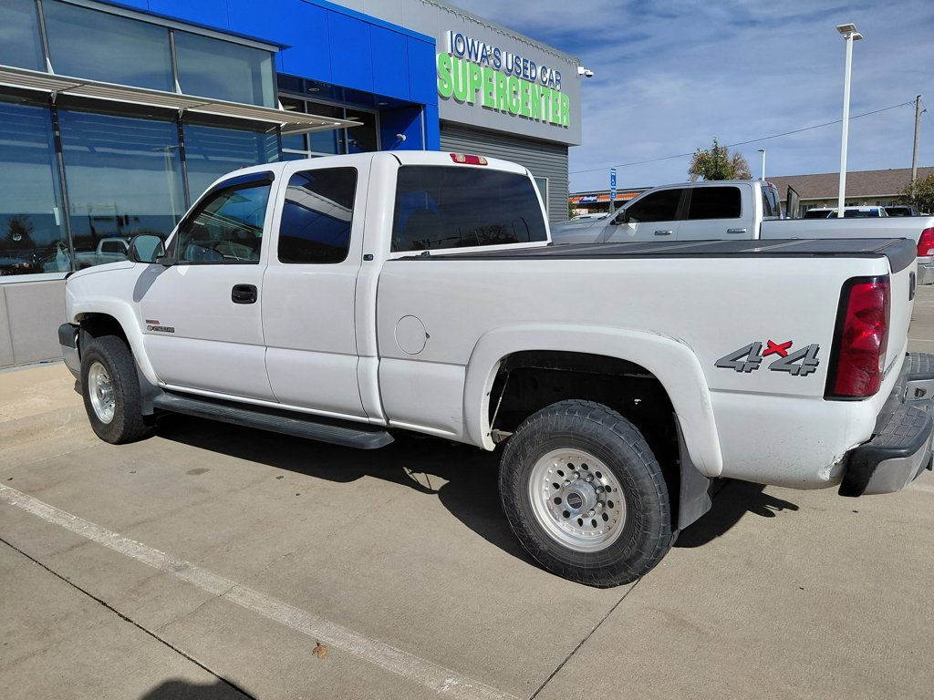 Used 2004 Chevrolet Silverado 2500 LS w/ Heavy-Duty Power Package AWD/4WD image 2