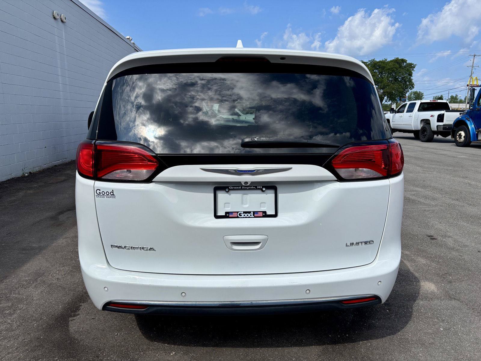 Used 2018 Chrysler Pacifica Limited FWD image 39