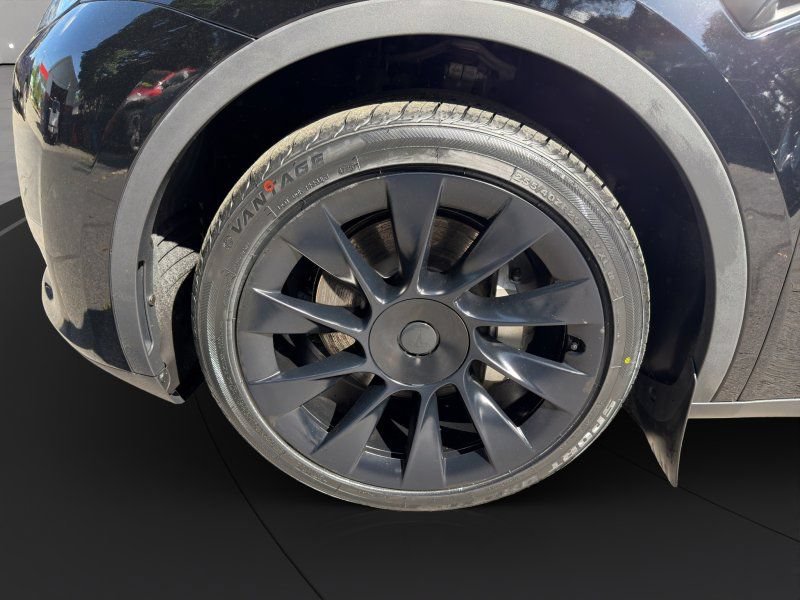 Used 2024 Tesla Model Y Long Range AWD/4WD image 21