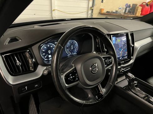 Used 2018 Volvo XC60 T6 Momentum w/ Convenience Package image 12