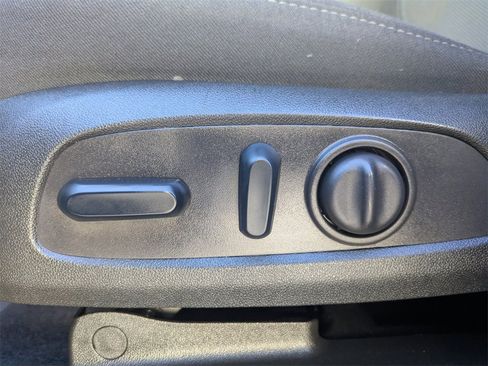 Used 2023 Chevrolet Traverse LT image 22