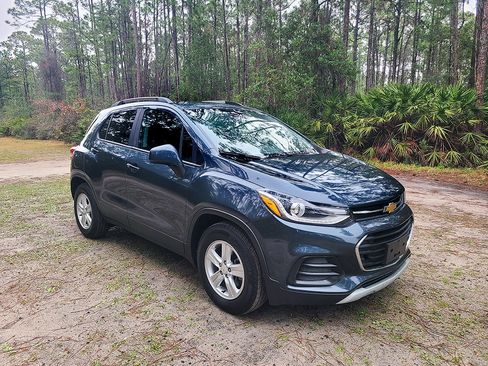 Used 2021 Chevrolet Trax LT w/ LT Convenience Package image 3