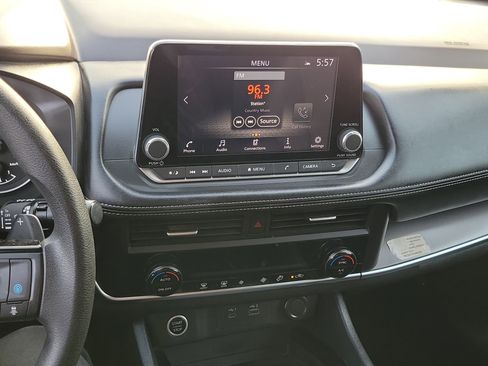 Used 2023 Nissan Rogue SV image 11