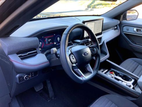 Used 2025 Ford Explorer ST-Line w/ ST-Line Street Pack image 17