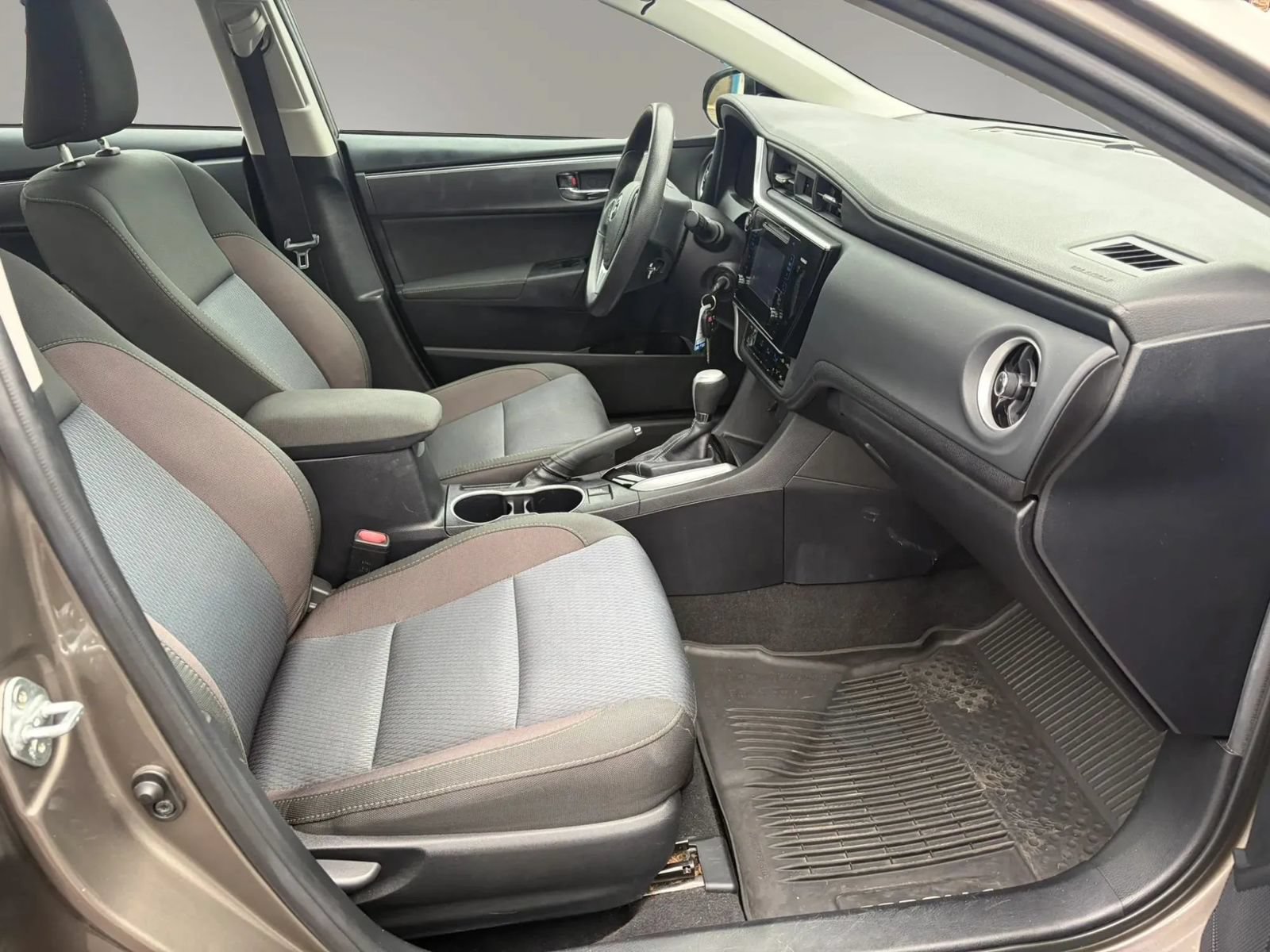 Used 2017 Toyota Corolla LE FWD image 32
