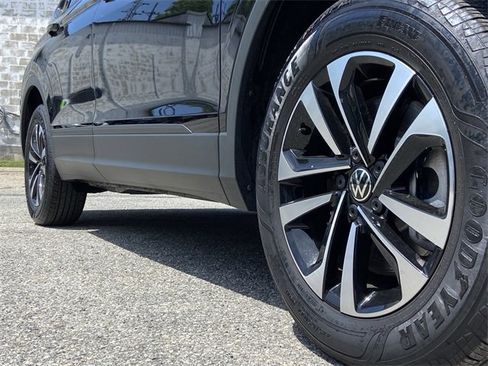 Used 2024 Volkswagen Tiguan S image 10