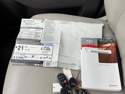 Used 2014 Toyota Sienna XLE image 26