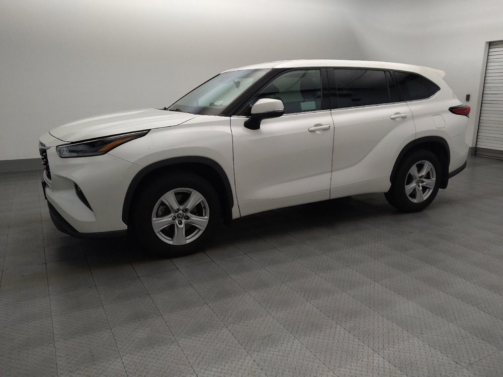 Used 2021 Toyota Highlander LE FWD image 2