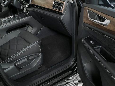 Certified 2025 Volkswagen Atlas SE image 27