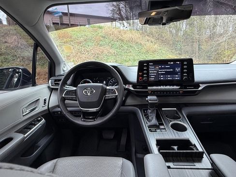 Used 2023 Toyota Sienna Limited image 10