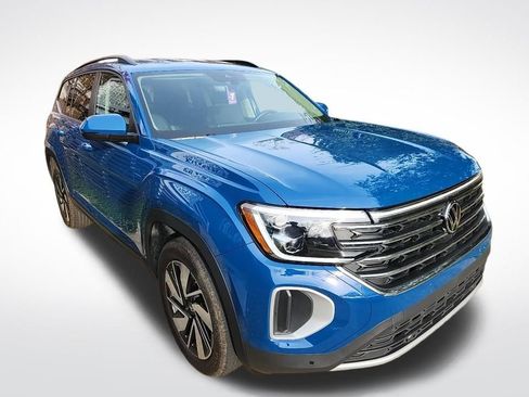 Used 2025 Volkswagen Atlas SE image 2