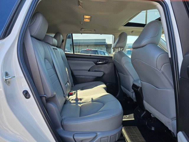 Used 2022 Toyota Highlander XLE AWD/4WD image 13