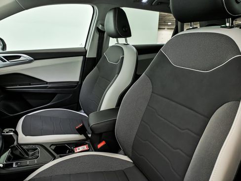 Used 2025 Volkswagen Taos SE w/ Panoramic Sunroof Package image 12