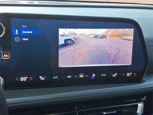 Used 2025 Chevrolet Traverse LT image 18