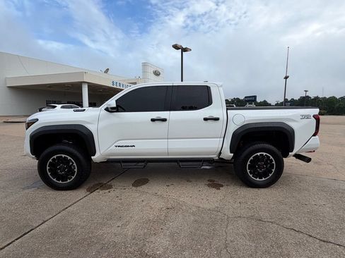 Used 2025 Toyota Tacoma TRD Off-Road AWD/4WD image 2