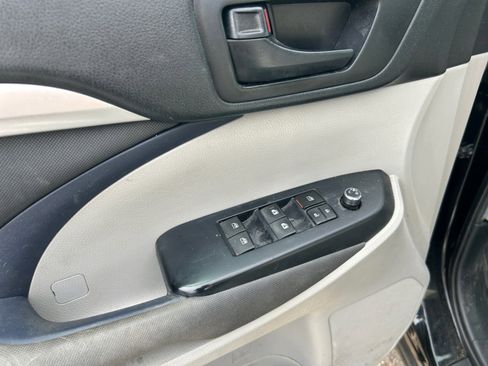 Used 2019 Toyota Highlander LE w/ Carpet Mat Package (TMS) FWD image 11