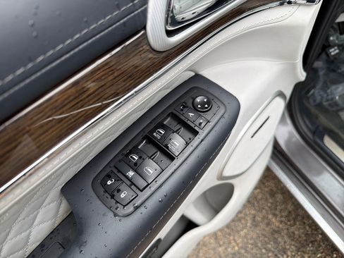Used 2019 Jeep Grand Cherokee Summit AWD/4WD image 12