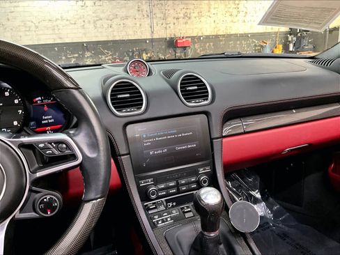 Used 2024 Porsche 718 Boxster RWD image 9