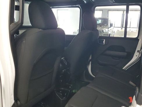 Used 2018 Jeep Wrangler Unlimited Sahara image 15