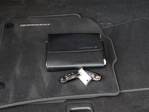 Used 2018 Porsche Macan AWD/4WD image 46
