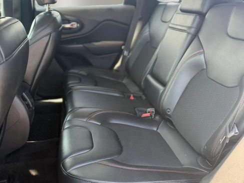 Used 2019 Jeep Cherokee Trailhawk w/ Cold Weather Group AWD/4WD image 18