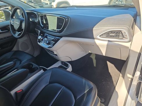 Certified 2023 Chrysler Pacifica Touring-L FWD image 17