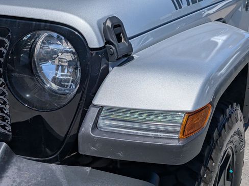 Used 2022 Jeep Gladiator Sport AWD/4WD image 12