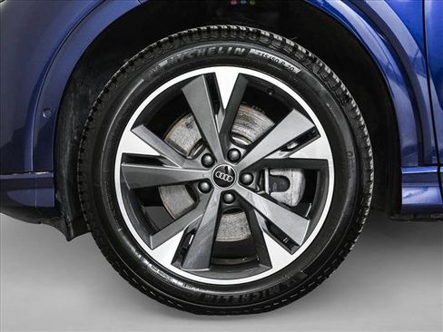 Used 2024 Audi Q4 e-tron Prestige image 25