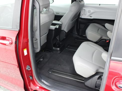 Used 2026 Toyota Sienna XLE FWD image 28