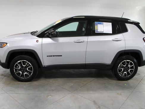 Used 2025 Jeep Compass Trailhawk AWD/4WD image 6