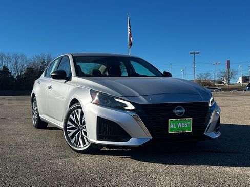 Used 2024 Nissan Altima 2.5 SV image 2